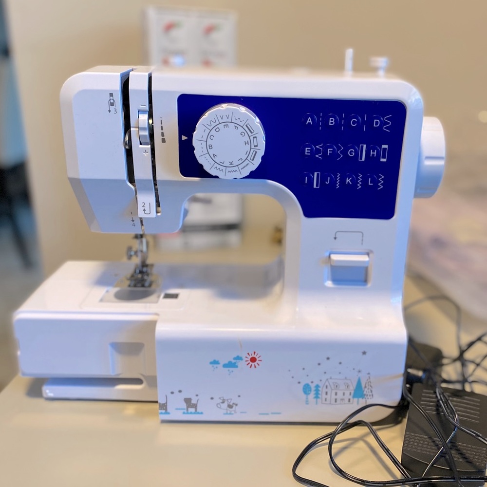 Luby Compact Beginner Sewing Machine